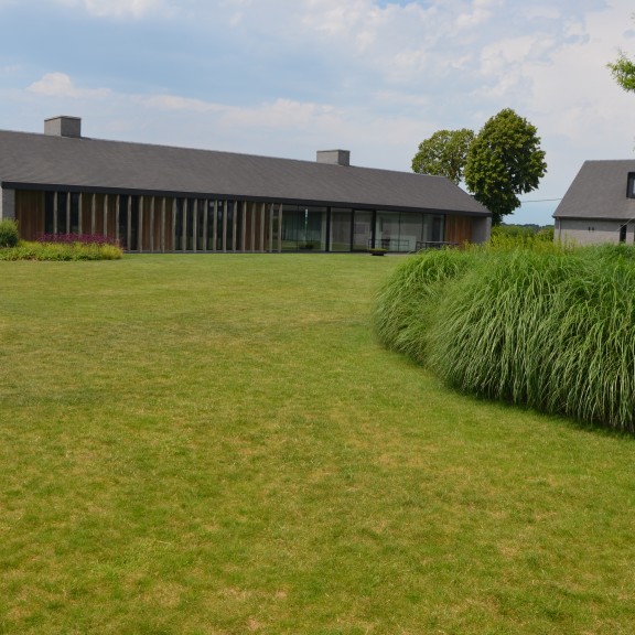 landelijke tuin bij moderne woning